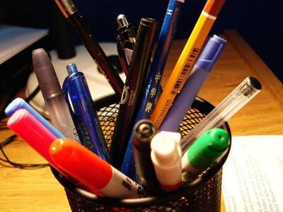 Ο υποψήφιος έφερε περίπου 50 στυλό για τ...