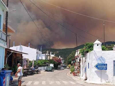 Φωτιά στη Ρόδο: Εκκενώθηκε το χωριό Απόλλωνα