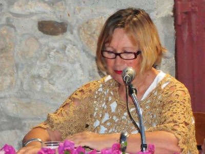 Αίγινα: Η ηθοποιός Μαρία Μπονίκου λίγες ...