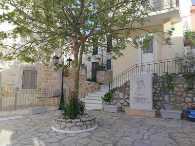 Το μνημείο προς τιμήν του ΕΑΜίτη Μεγανησ...