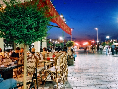 Κατεβάζουν ρολά γνωστά καφέ, μπαρ και εσ...