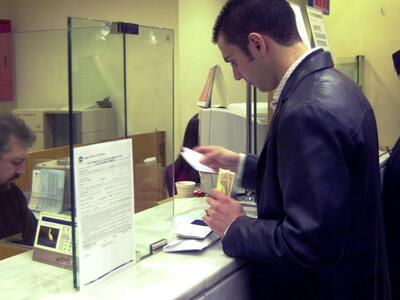 Αδειάζουν τα βιβλιάρια καταθέσεων των νοικοκυριών