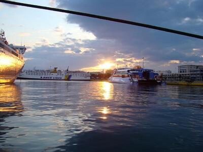 Πειραιάς: Διάσωση 32χρονου που έπεσε τα ...