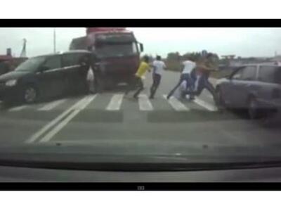 Βίντεο: Φορτηγό σε «τρελή» πορεία χτυπάε...