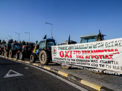 Αγρότες: Σκληραίνουν τη στάση τους με μπ...