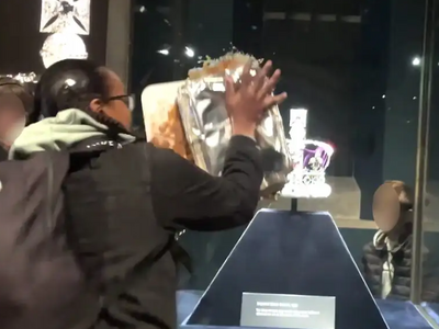 Λονδίνο: Ακτιβιστές πέταξαν κρέμα και μη...