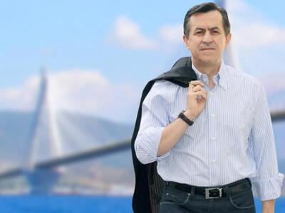 Με καλοκαιρινό ντύσιμο και με φόντο τη θ...