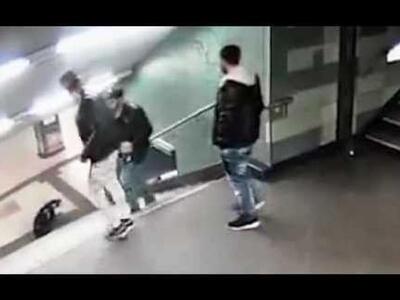 Άγνωστος κλωτσά γυναίκα πισώπλατα και τη...