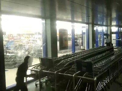 Ο Ρουβίκωνας έσπασε με βαριοπούλες το σ...