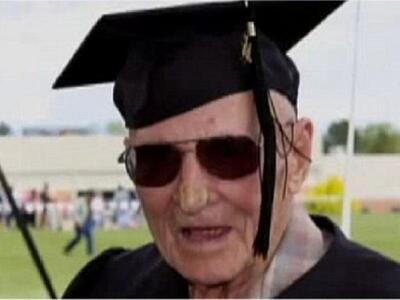 Πήρε πτυχίο στα... 99