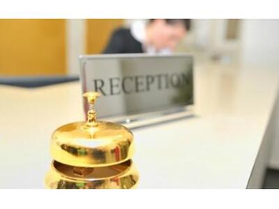 Ο ξενοδόχος που απέλυσε το προσωπικό και...