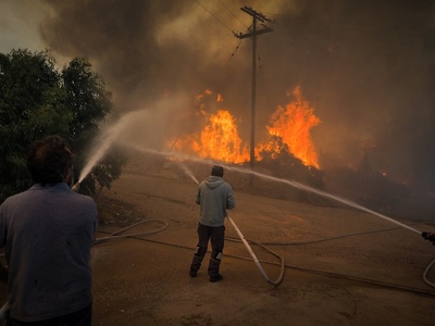 Μαίνεται η φωτιά σε Κύθηρα και Μεσσηνία,...