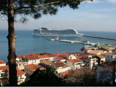 Πλημμύρισαν τουρίστες το πρωί Κατάκολο κ...