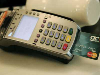 Πάτρα: Μπήκε στο σπίτι, έκλεψε τις κάρτε...