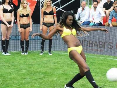 Γυναίκες παίζουν ποδόσφαιρο μόνο με... ε...