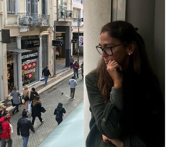 Με το βλέμμα στα μεσιτικά της πόλης