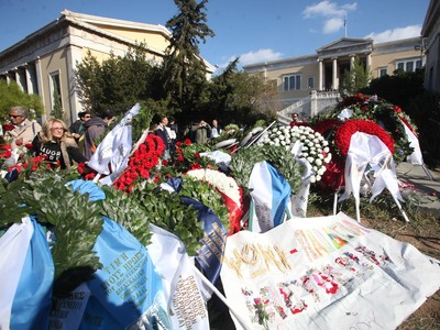 ΚΚΕ: "Η κυβέρνηση επιμένει στο παρα...