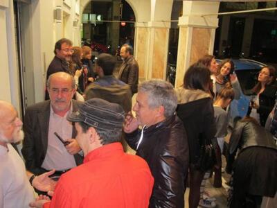 Ο ζωγράφος Χάρης Βελαώρας με επισκέπτες ...