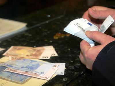 Πως μια υπάλληλος τράπεζας κατάφερε να «...