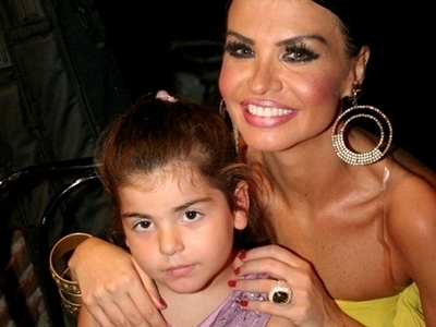 Η Νίνα Λοτσάρη με την κόρη της στο Αρχαίο Ωδείο 