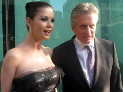 Ο Μάικλ Ντάγκλας φοράει τα εσώρουχα και ...