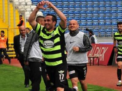 Αποθέωση για Γκέκα στα αποδυτήρια της Ακ...