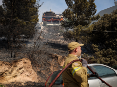 Φωτιά στη Βούλα: Τρεις πυροσβέστες τραυματίες 