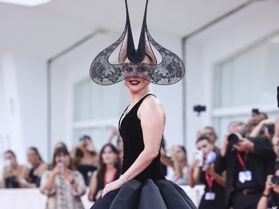 Dior και Philip Treacy: H Lady Gaga χάρι...