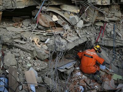 Σεισμός στην Τουρκία: Ζωντανός από τα συ...