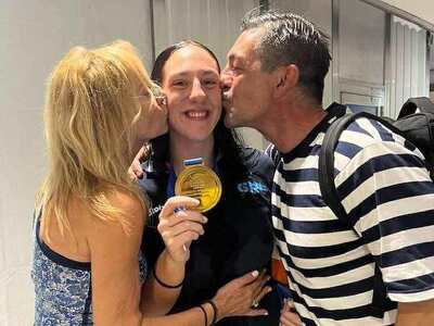 Το πιο γλυκό «χρυσό» φιλί για τη Ντένια ...