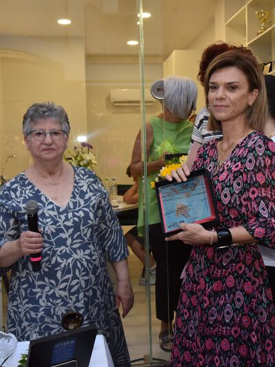 Η κ. Τρυφωνίδη βραβεύει την Ασπασία Ρηγοπούλου.  