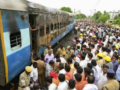 Τραγωδία στην Ινδία: Τρένο παρέσυρε δεκά...