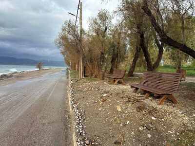 Πάτρα: Καθαρίζουν τους παραλιακούς δρόμους από όσα άφησε πίσω η κακοκαιρία- ΦΩΤΟ