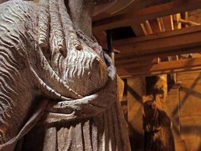 Aποκαλύφθηκαν ολόσωμες οι Καρυάτιδες της...