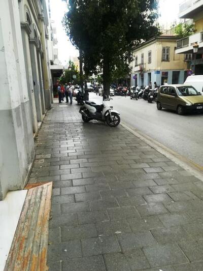 Μαιζώνος, έξω από την πόρτα του Δημαρχείου