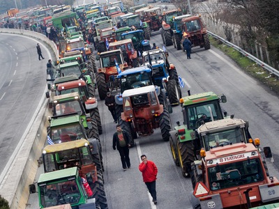 Έκλεισαν οι αγρότες την Αθηνών -  Θεσσαλ...