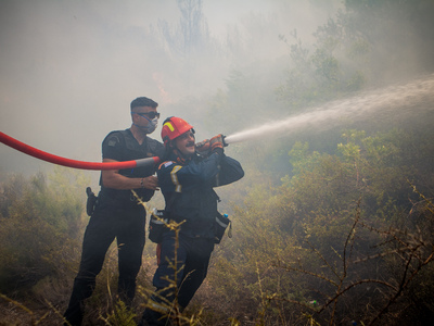 Φωτιά στη Ρόδο: Τραυματίστηκαν δύο πυροσ...