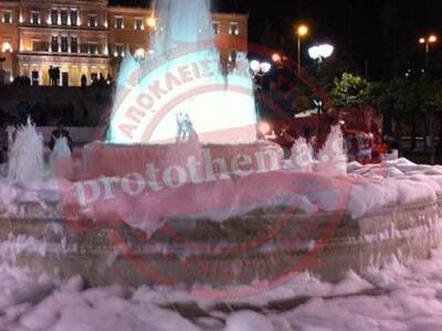 «Άφρισε» η πλατεία Συντάγματος- Γέμισε σαπουνάδες