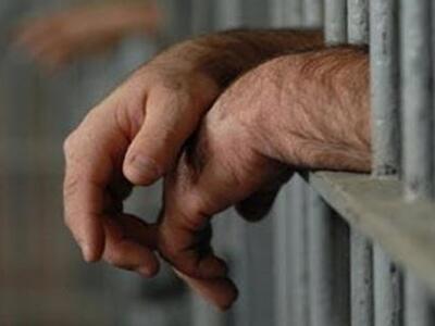 Πλήρωσε ή σου σπάω χέρια πόδια...