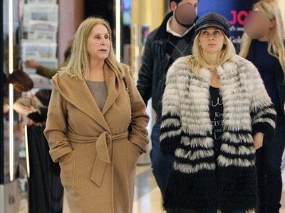 Στο πλευρό της μητέρας της η Μαρί Κωνστα...