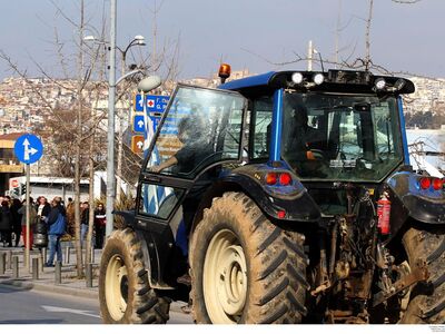 Στα βενζινάδικα του Αιγίου συγκεντρώνοντ...