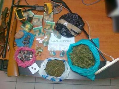 Είχε όπλα, ναρκωτικά και αρχαία