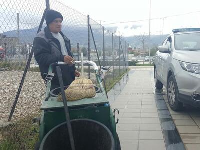 Πάτρα: Ο καθαριστής του ΟΛΠΑ με το αυτοσ...