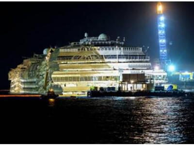 Σε όρθια θέση το Costa Concordia