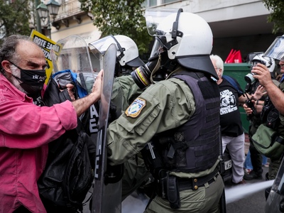 Ένταση και χημικά στο αντιφασιστικό συλλ...