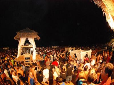 Πλήθος κόσμου στο beach party @ night στ...