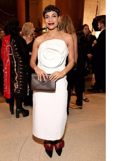 Ροζαριο Ντόουσον με Tory Burch