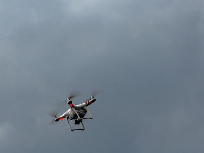 Επιτέλους μπαίνουν κανόνες στις πτήσεις των drones