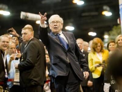 O Warren Buffett “εισέβαλε” στο Twitter