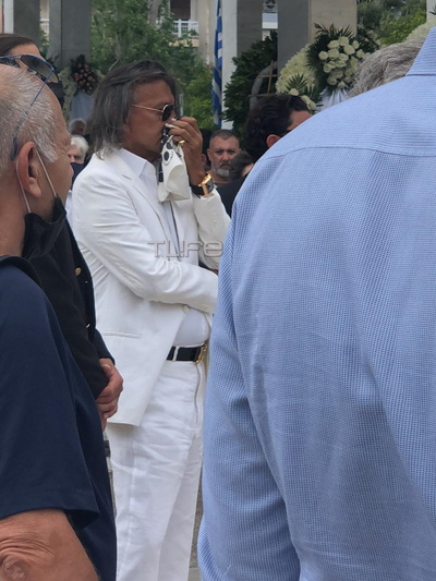 Με λευκό κουστούμι ο Ψινάκης στην κηδεία του Βοσκόπουλου- Η συμφωνία που είχαν κάνει